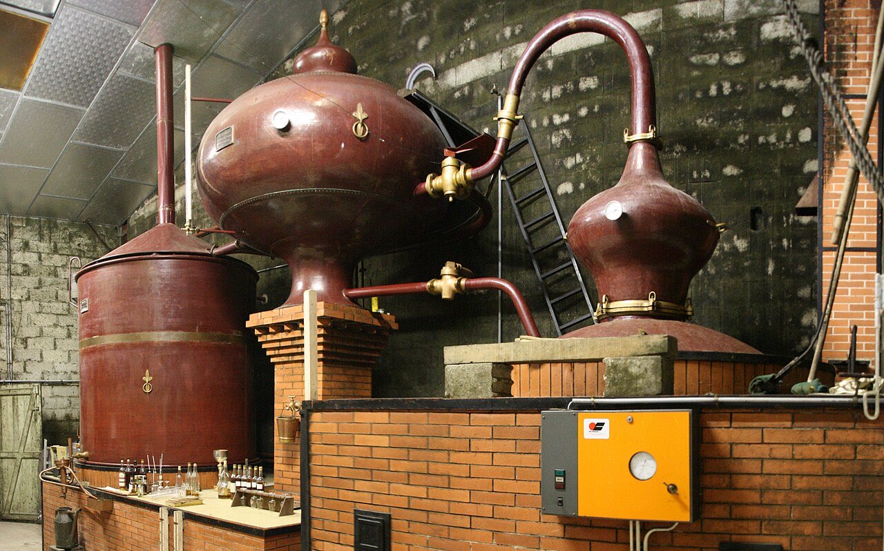Un alambic charentais en cuivre dans une distillerie de Cherves, en Charente