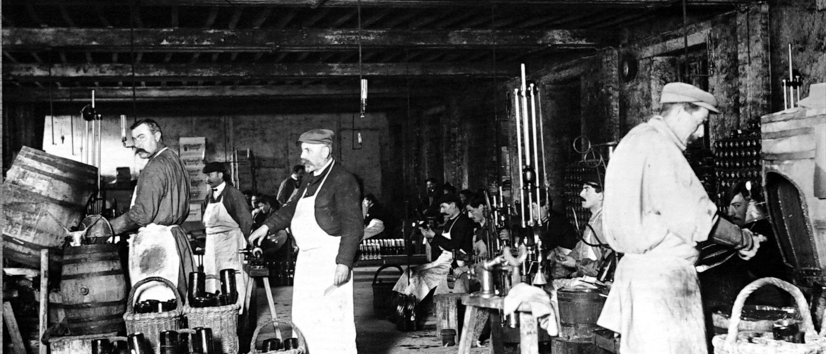 Atelier de dégorgement et de dosage du champagne à Épernay, photographie ancienne