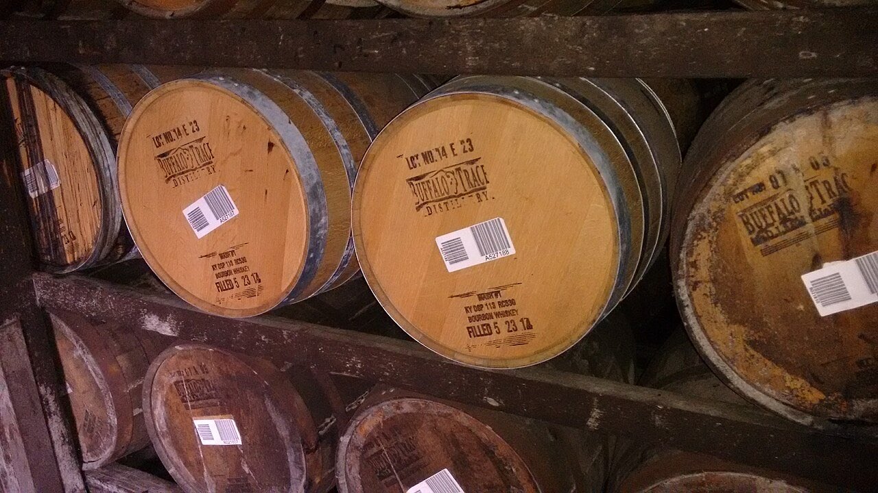 Des barriques de bourbon empilées dans un chai de la distillerie Buffalo Trace