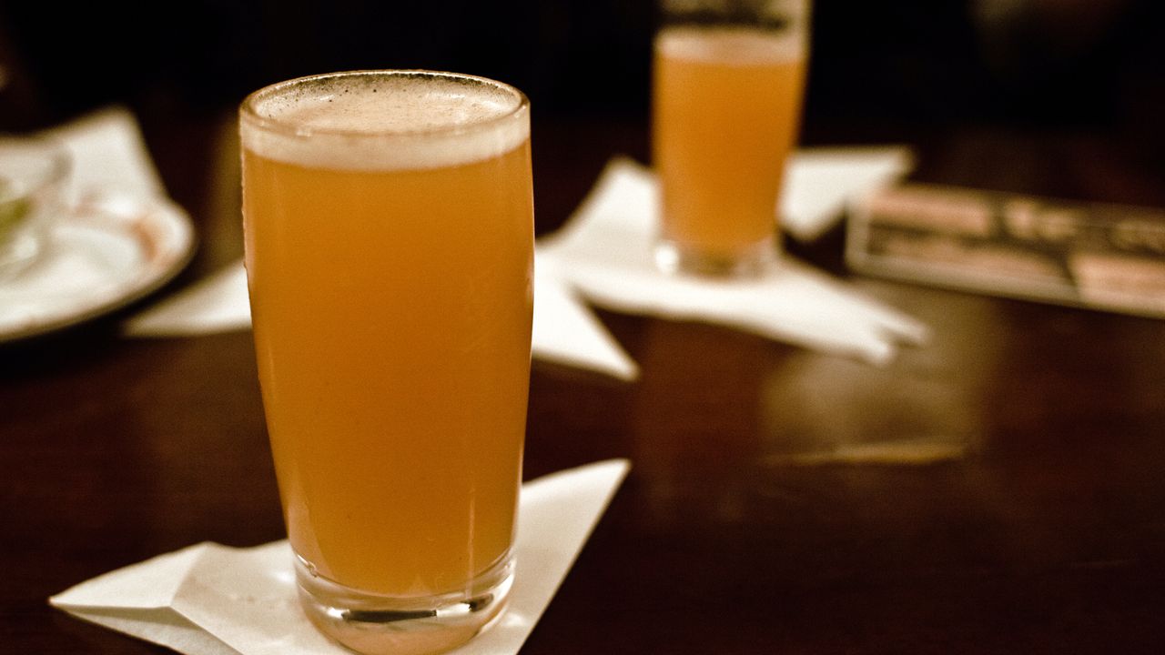 Deux Bellini servis en verres droits au Harry’s Bar de Venise
