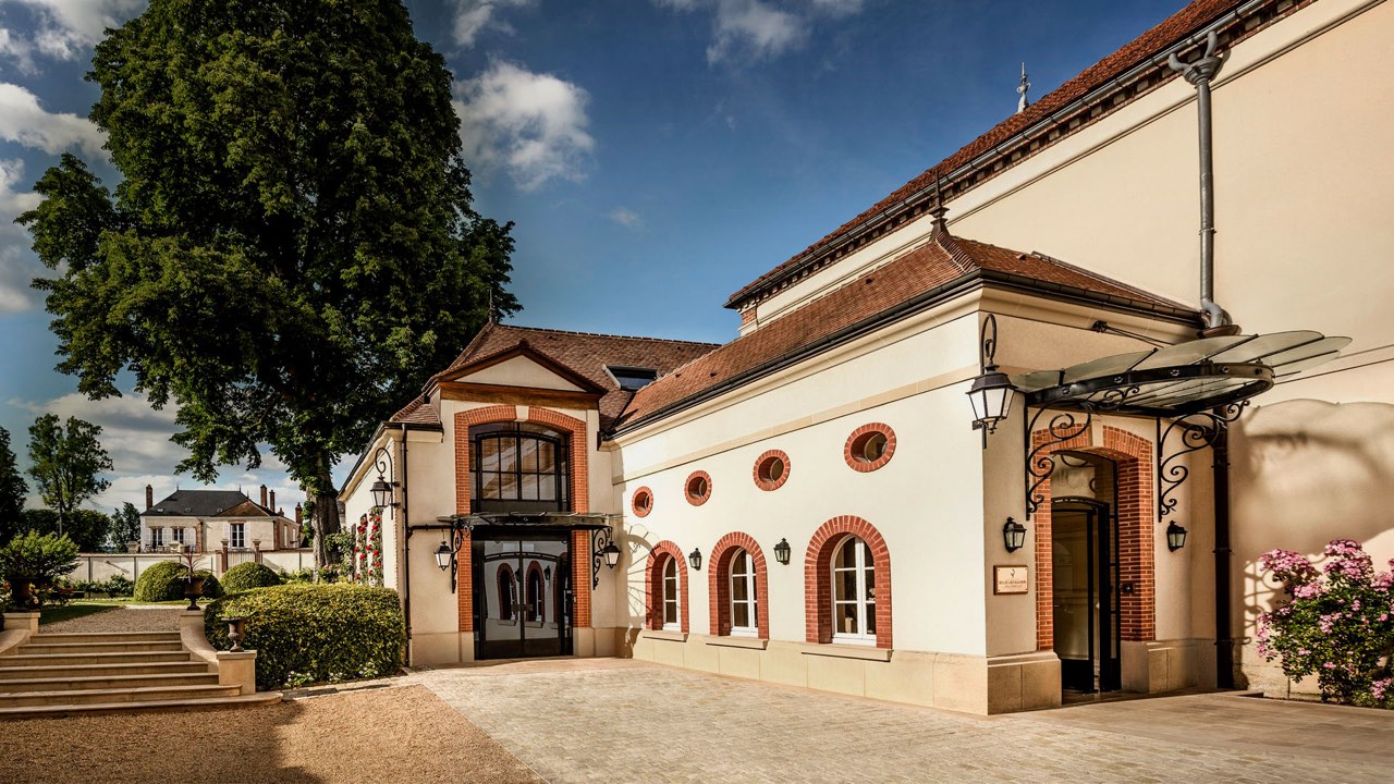 La cour et les bâtiments de la maison Billecart-Salmon à Mareuil-sur-Aÿ