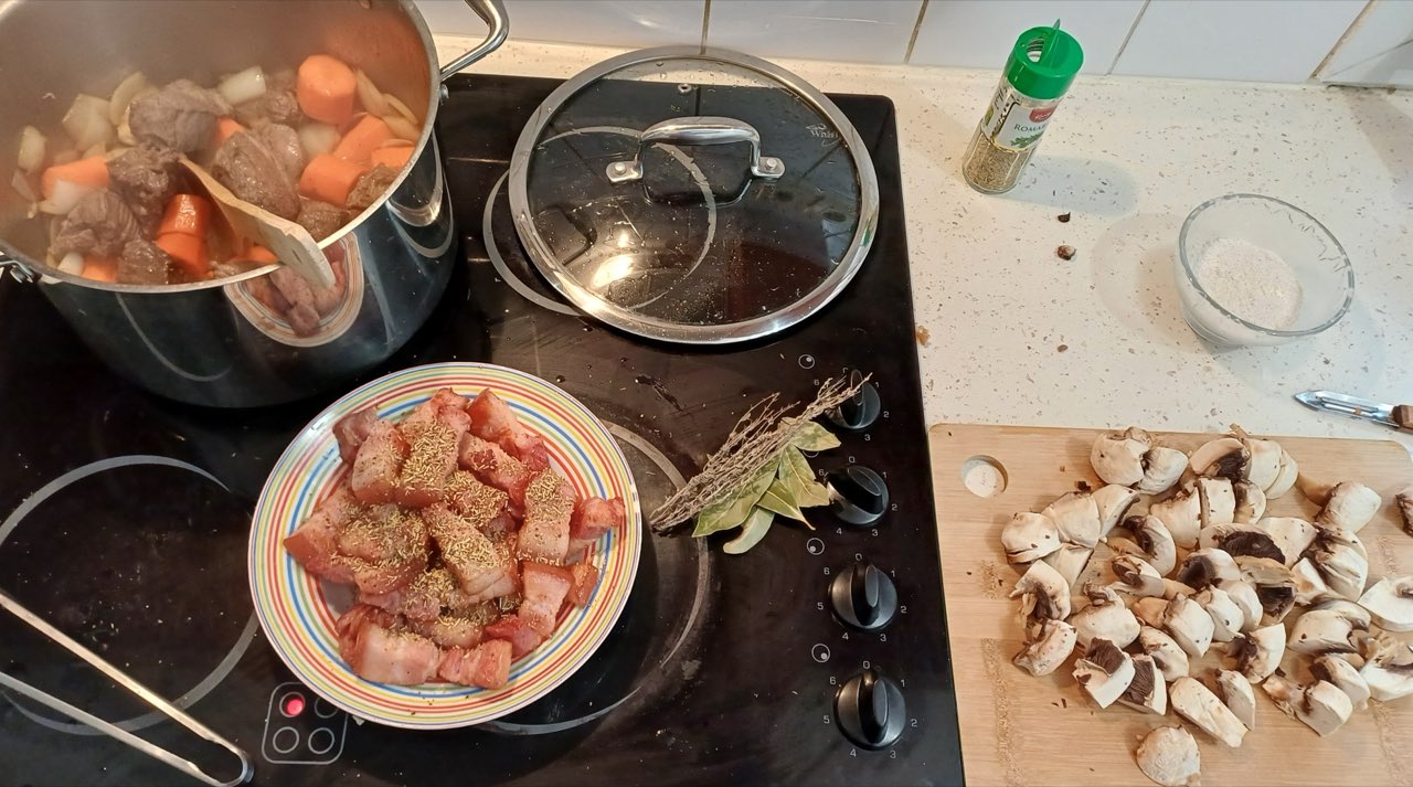 Préparation d’un bœuf bourguignon dans une cocotte