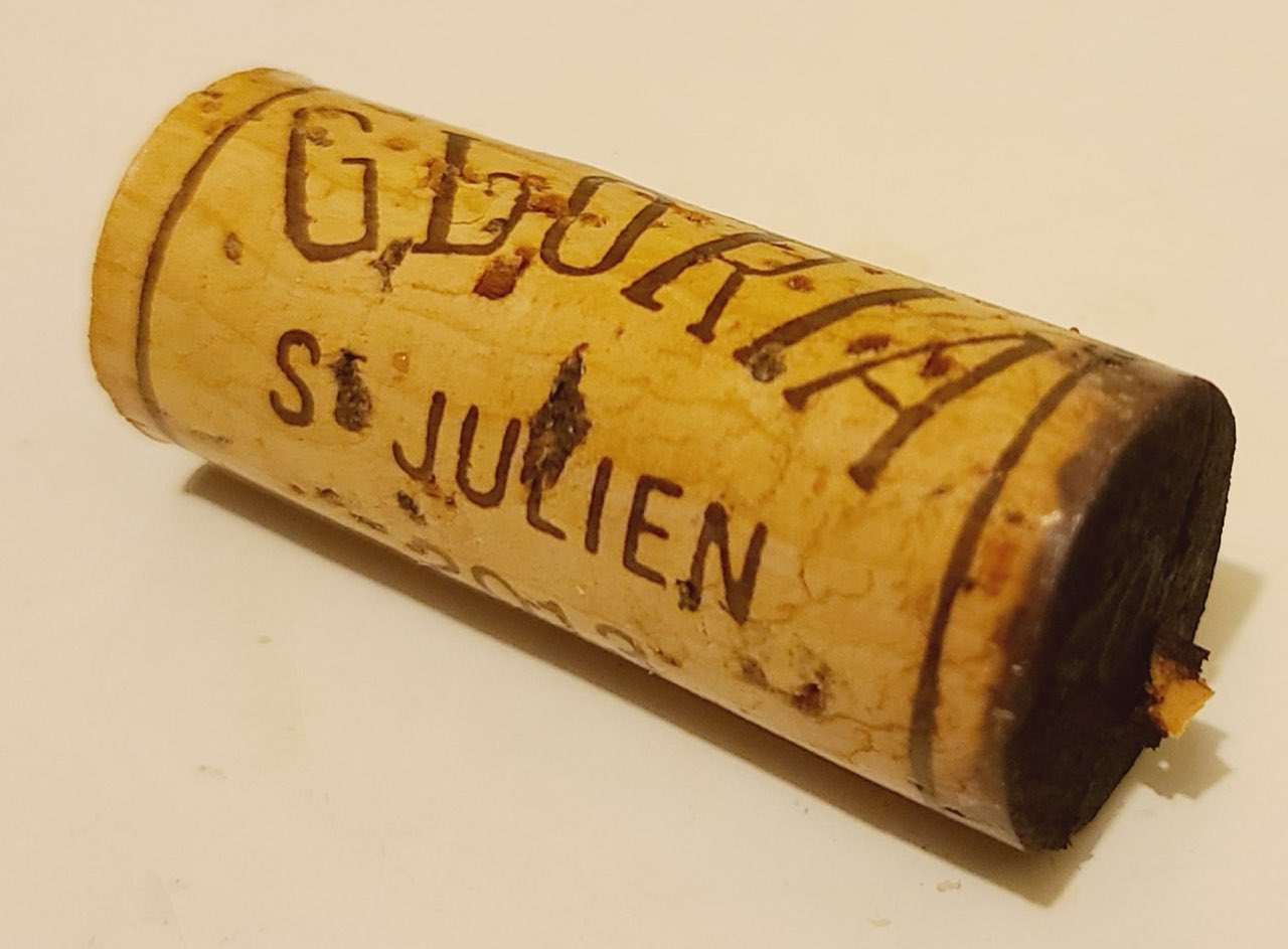 Un bouchon de liège taché de vin, marqué Gloria Saint-Julien