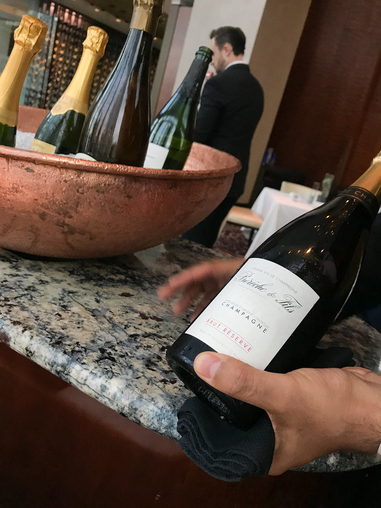 Une bouteille de Bérèche et Fils Brut Réserve présentée au service, étiquette visible