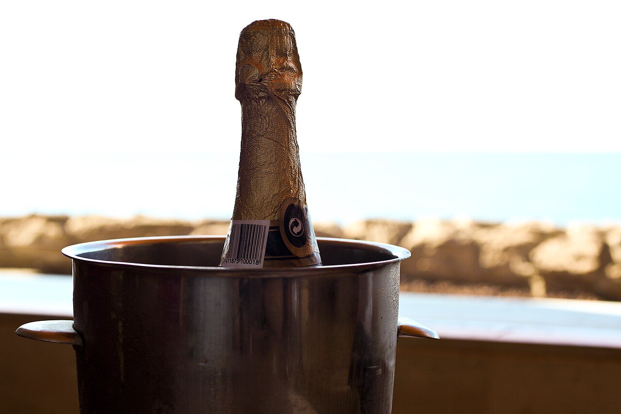 Bouteille de champagne dans un seau à glace