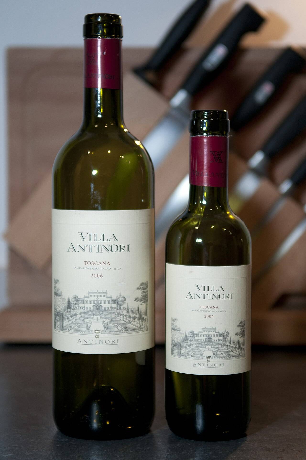 Une bouteille de 75 cl et une demi-bouteille du même vin rouge de Toscane, posées côte à côte