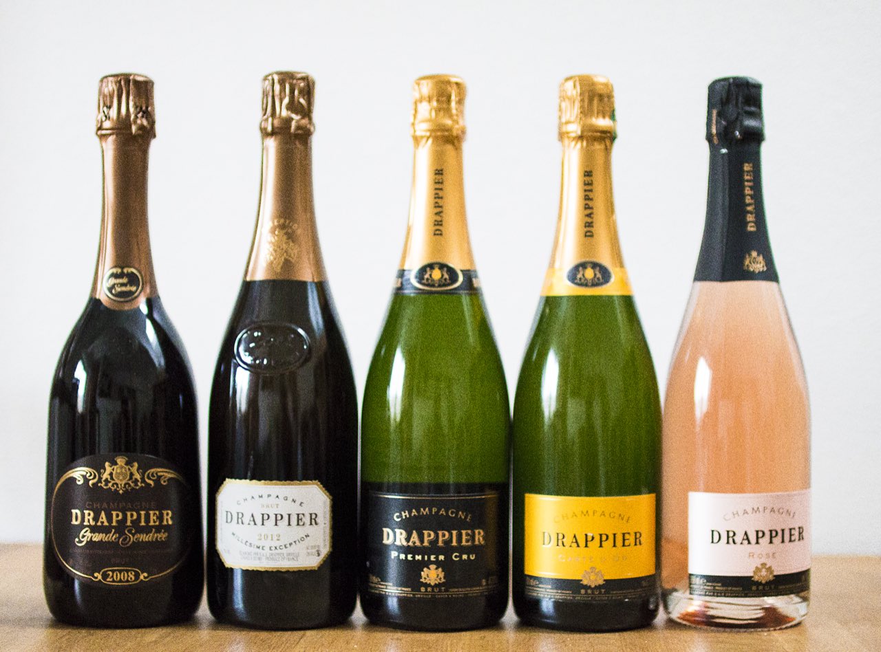 Cinq bouteilles de champagne Drappier alignées : Grande Sendrée, Millésime Exception, Premier Cru, Carte d’Or et Rosé