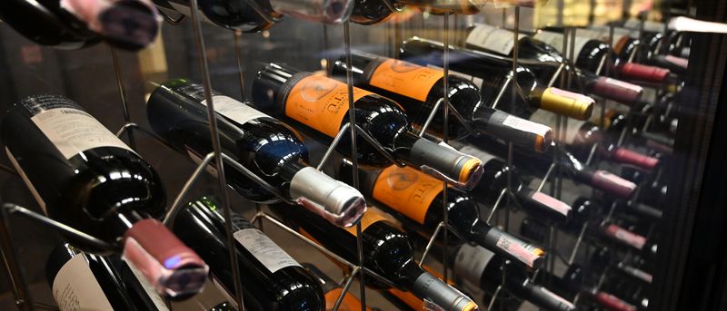 Bouteilles de vin couchées dans un casier, lumière de cave