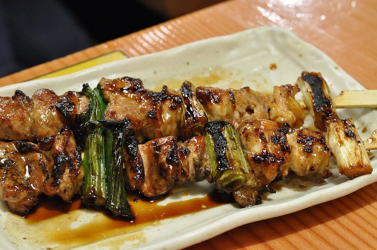 Des brochettes de yakitori au poulet et au poireau, grillées et laquées à la sauce tare
