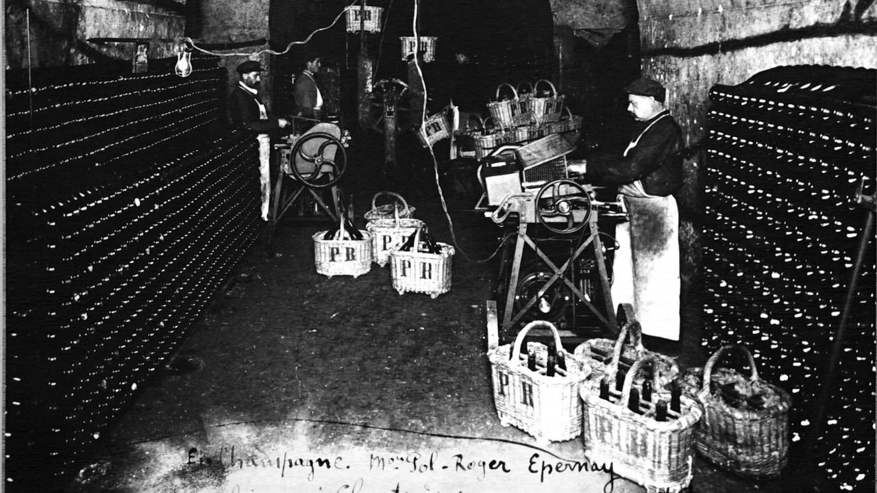 Cave de dégorgement de la maison Pol Roger à Épernay, photographie ancienne