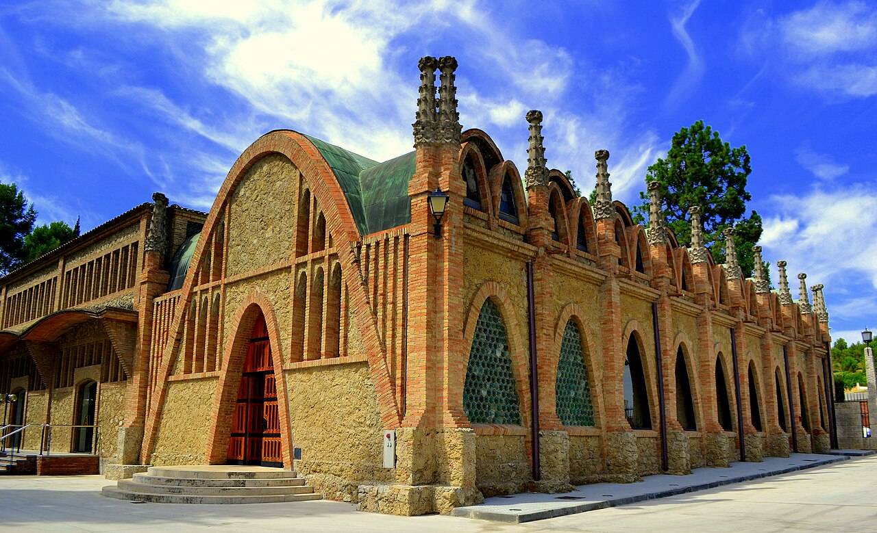 Le bâtiment moderniste en brique et en pierre des caves Codorníu, avec ses arcs et ses pinacles, à Sant Sadurní d’Anoia