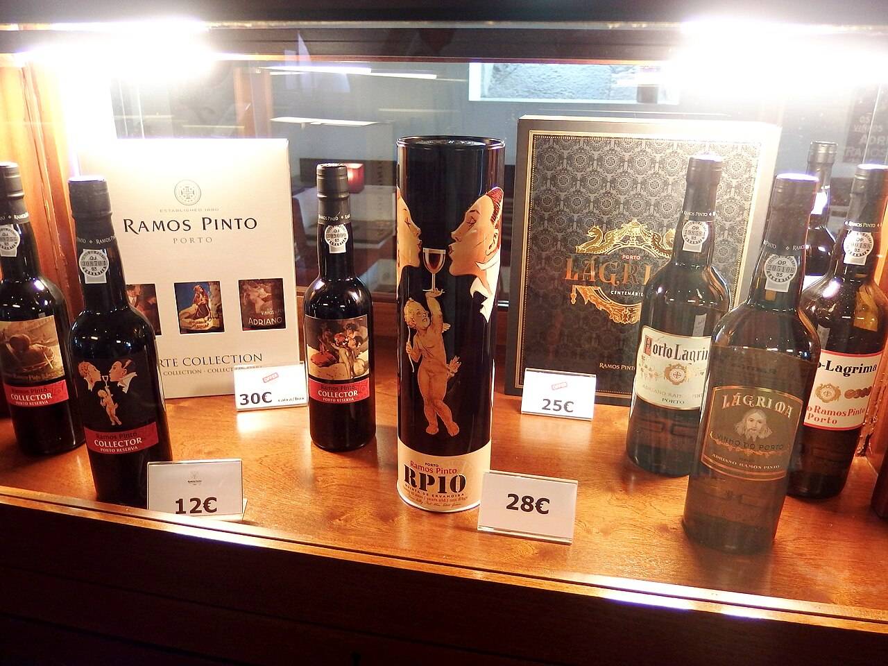 Une vitrine de portos Ramos Pinto, avec des Collector, des Lágrima et un tawny RP10 dans son étui