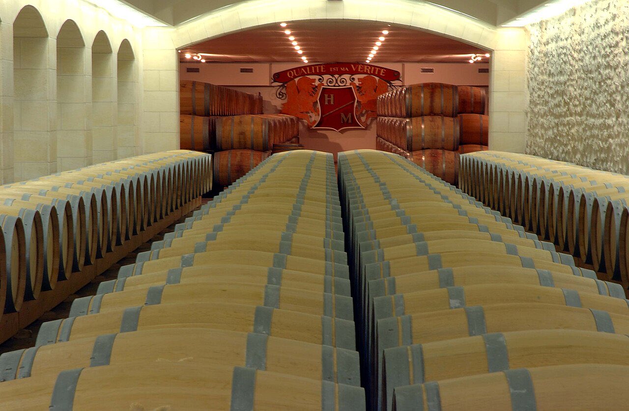 Le chai de Château Haut-Marbuzet garni de barriques de chêne neuves
