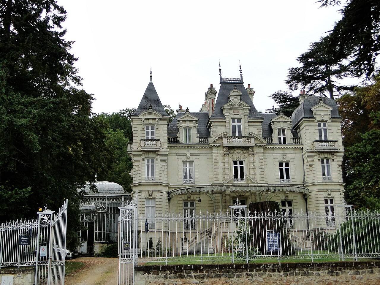 La façade du château Bouvet-Ladubay, derrière sa grille, à Saumur