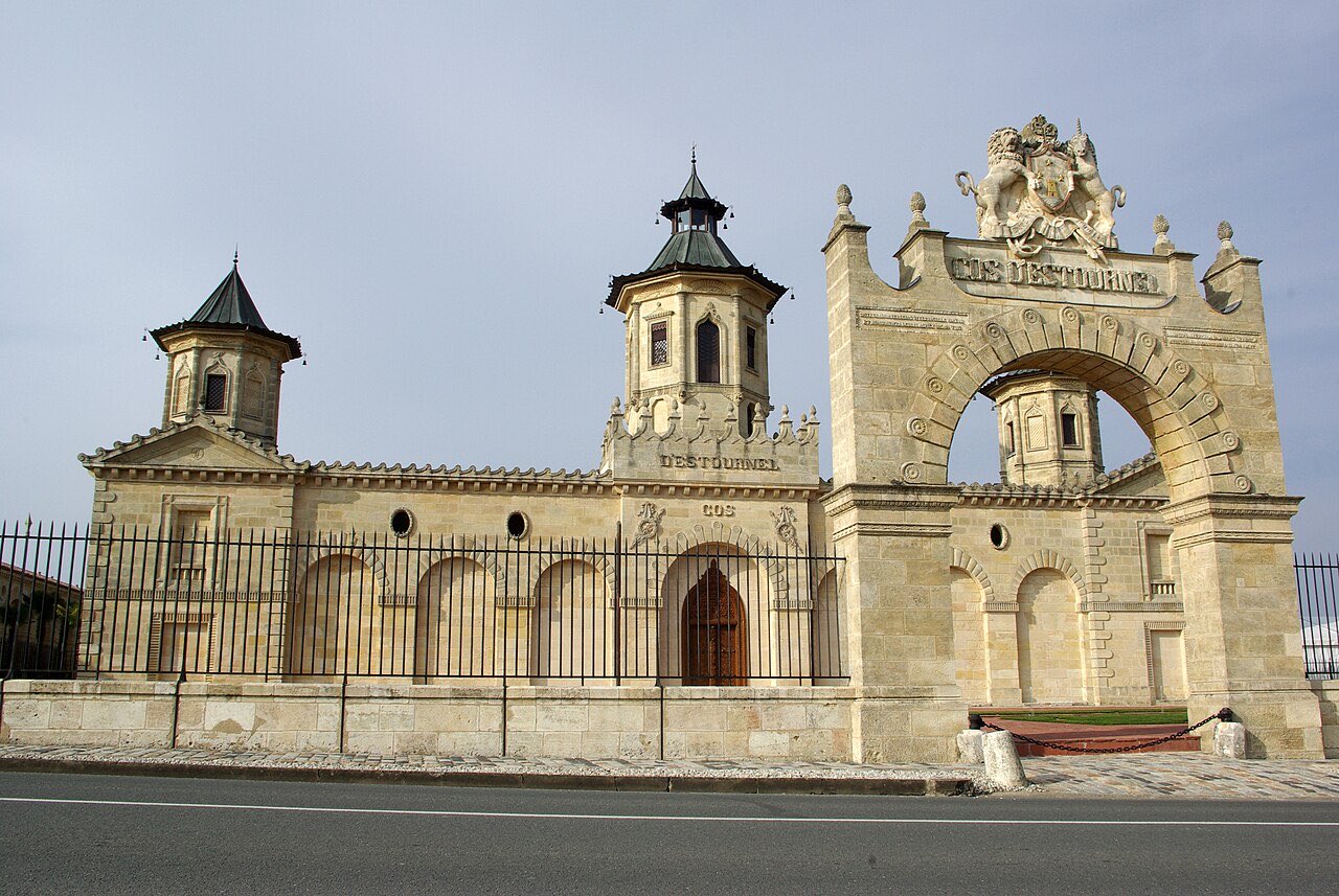 Le Château Cos d’Estournel et son architecture orientale, à Saint-Estèphe