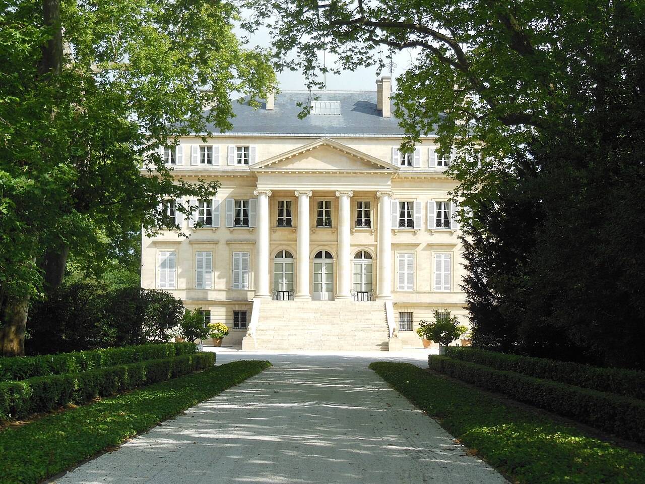 La façade à colonnes du château Margaux, au bout de son allée, dans le Médoc