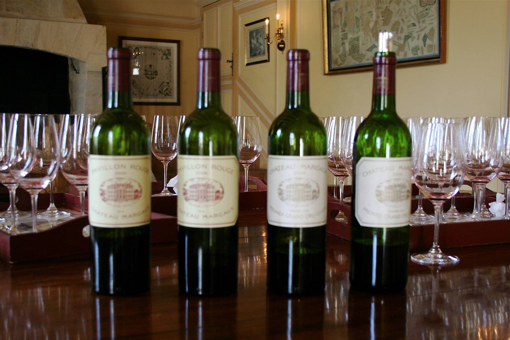Des bouteilles de Château Margaux et de son second vin, le Pavillon Rouge, alignées devant des verres à dégustation