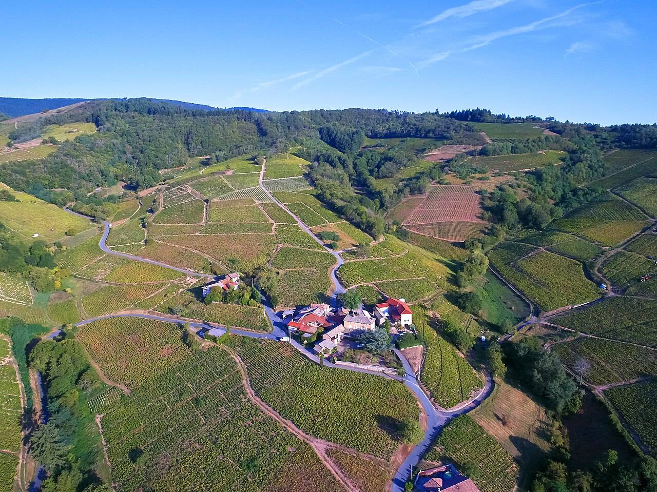 Un hameau de Chiroubles vu du ciel, au fond d’un cirque de coteaux plantés de vignes