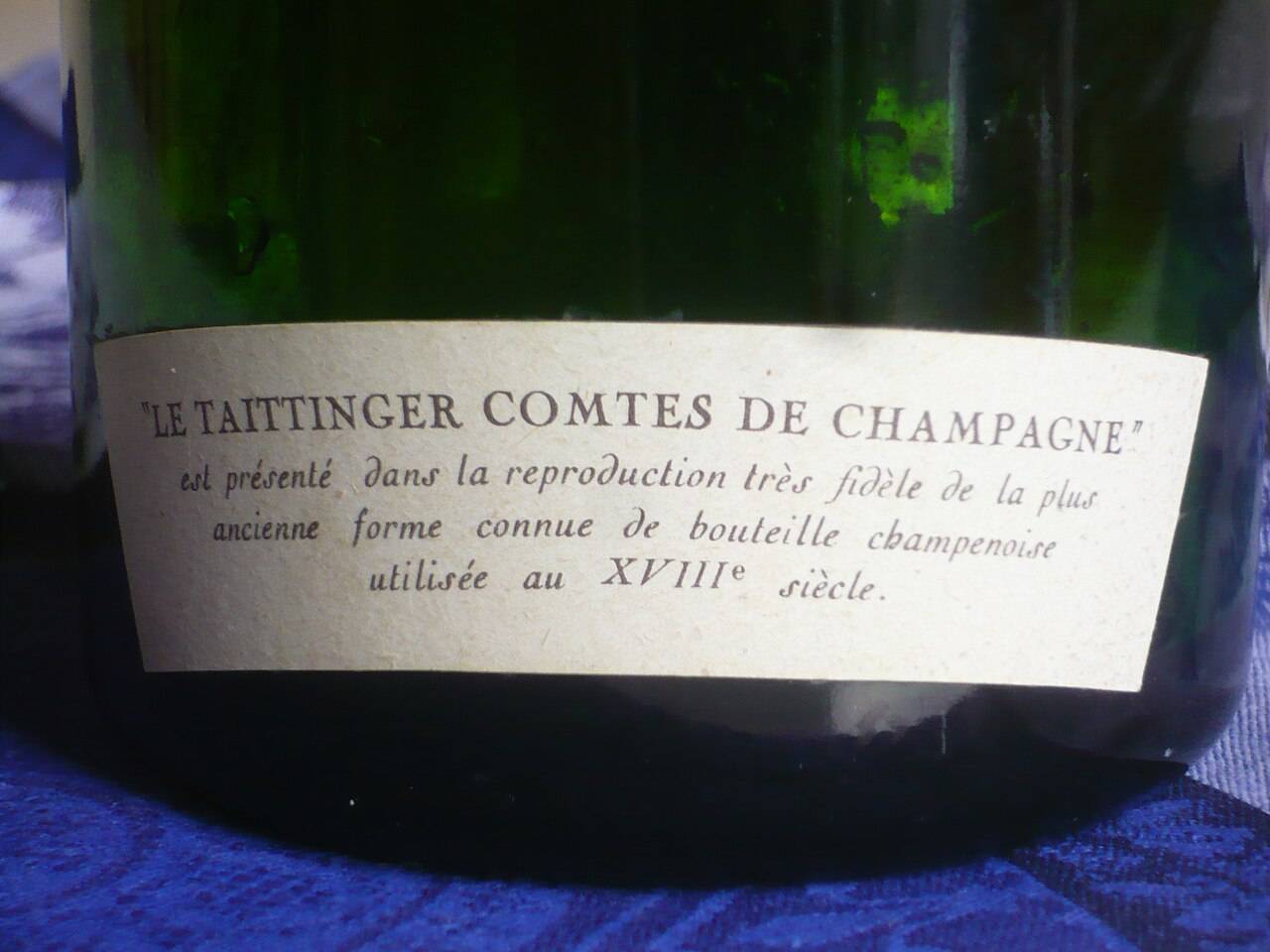 La contre-étiquette d’un Comtes de Champagne de Taittinger, qui présente sa bouteille comme la reproduction de la plus ancienne forme champenoise connue