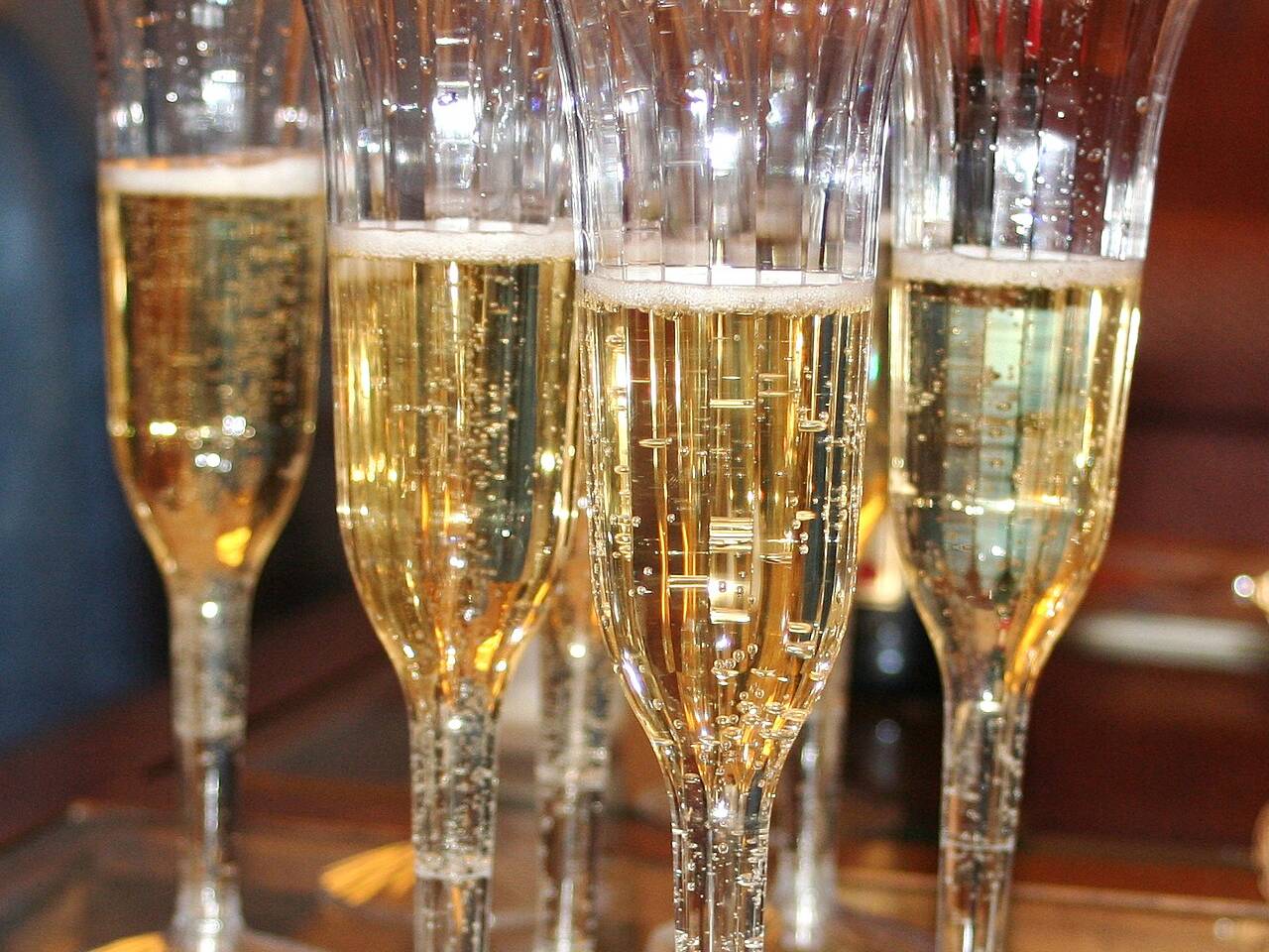 Des flûtes de champagne remplies et pétillantes, alignées avant un toast
