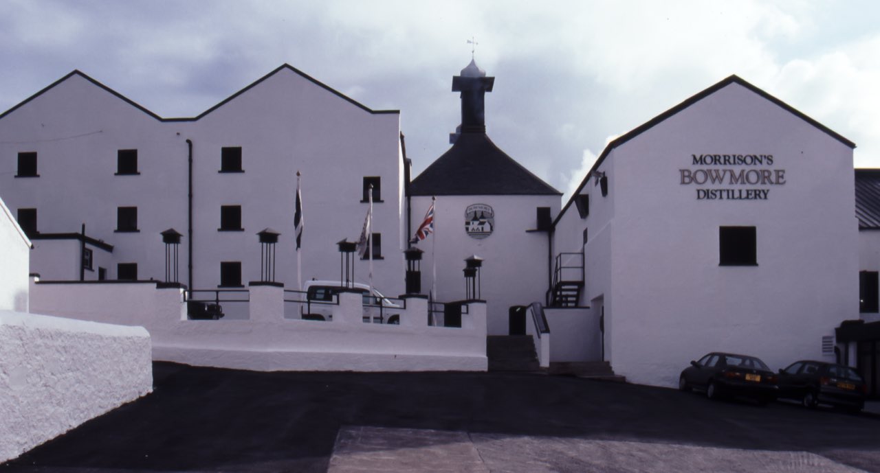 La distillerie Bowmore, au bord de l’eau sur l’île d’Islay