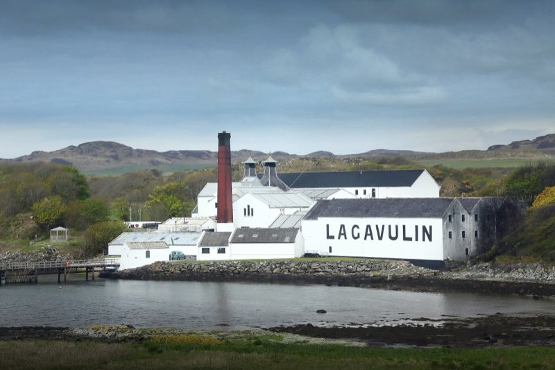 La distillerie Lagavulin au bord de son loch, sur l’île d’Islay