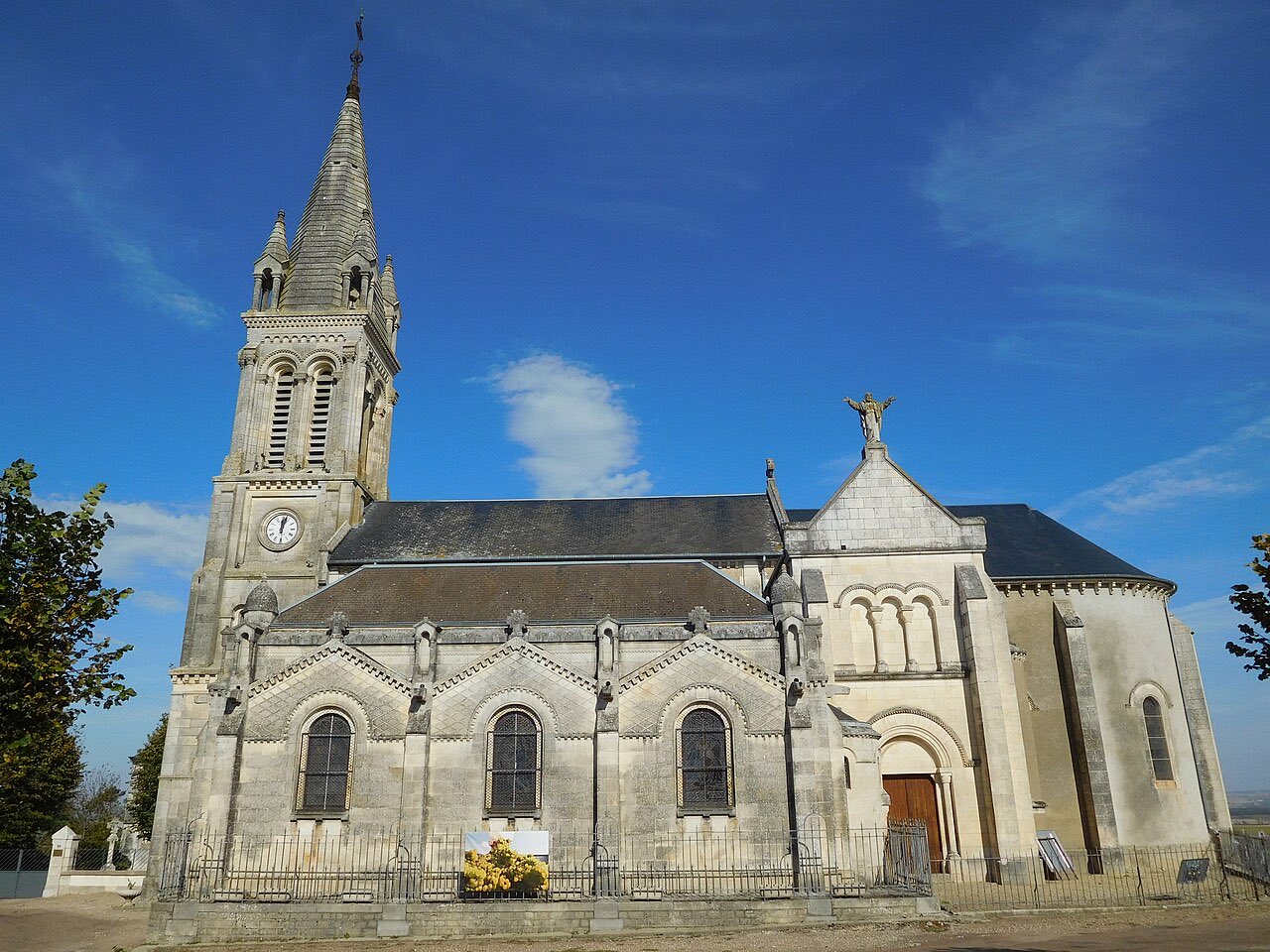 L’église Saint-Léger de Saint-Andelain et son clocher, sous un ciel bleu