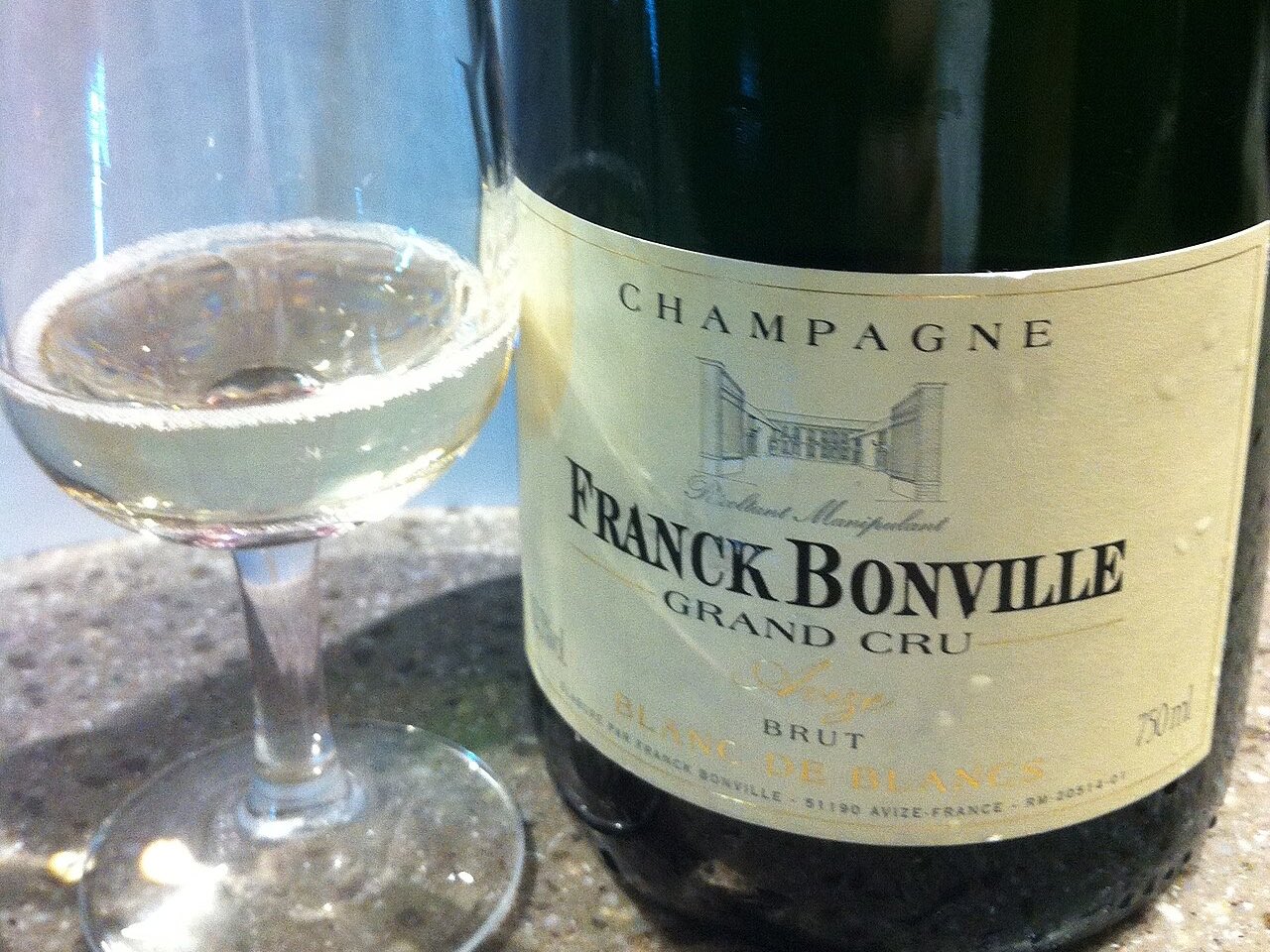 L’étiquette d’une bouteille de champagne blanc de blancs grand cru de Franck Bonville, avec la mention RM