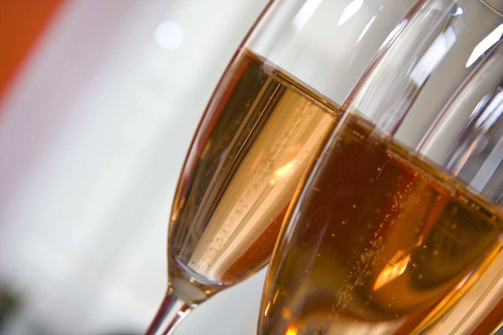 Deux flûtes de champagne rosé