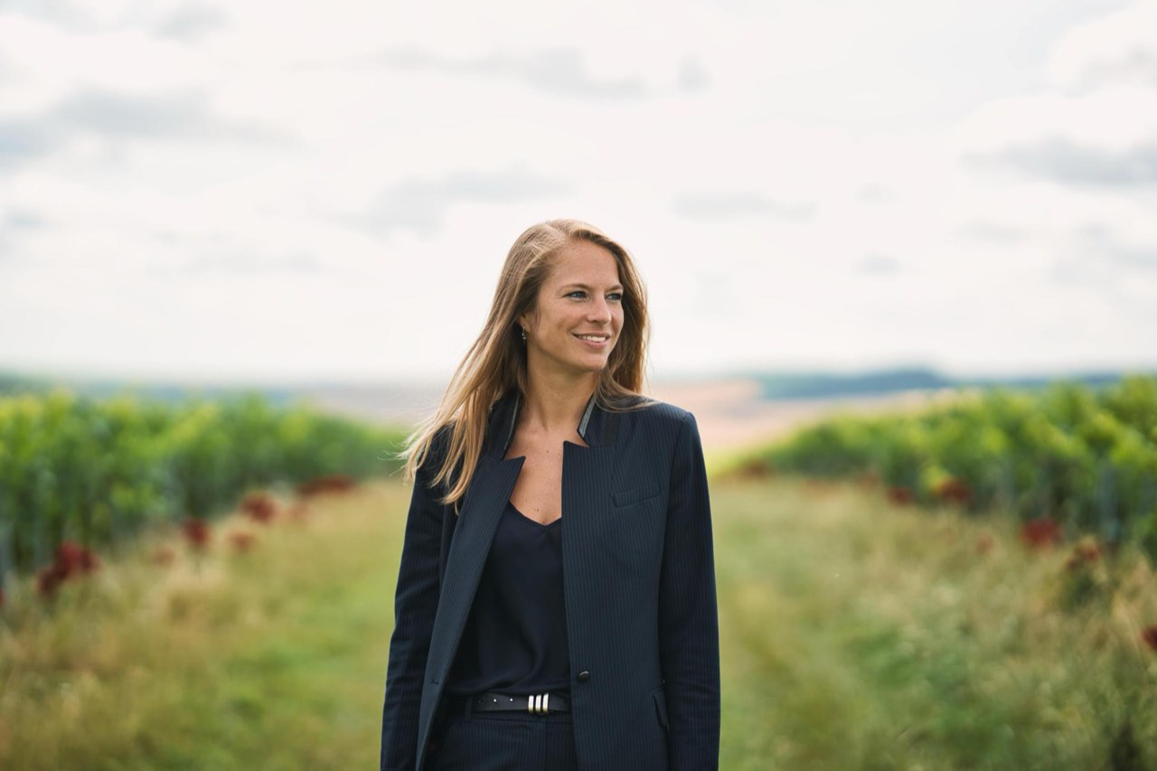 Alice Tétienne, cheffe de caves de la maison Henriot, dans le vignoble