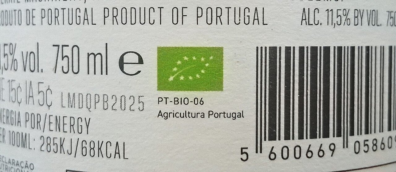 Le logo bio européen, une feuille verte formée d’étoiles, sur l’étiquette d’une bouteille de vin, avec le code PT-BIO-06