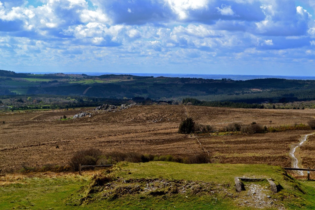 La lande tourbeuse des Monts d’Arrée sous un ciel de traîne, en Bretagne