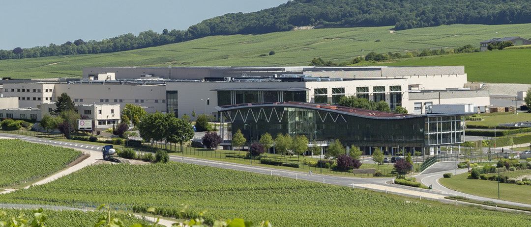 Le site de Champagne Nicolas Feuillatte à Chouilly, entouré de vignes de la Côte des Blancs