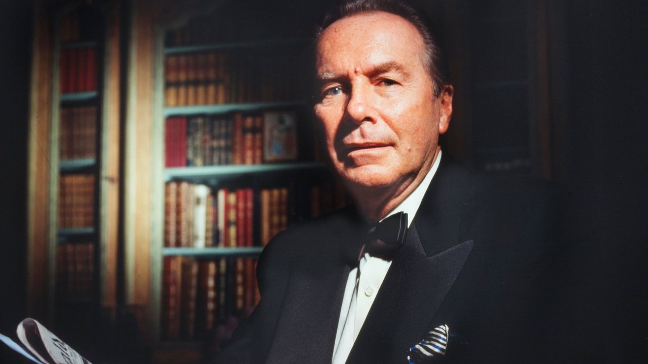Portrait officiel de Nicolas Feuillatte, en smoking, dans une bibliothèque