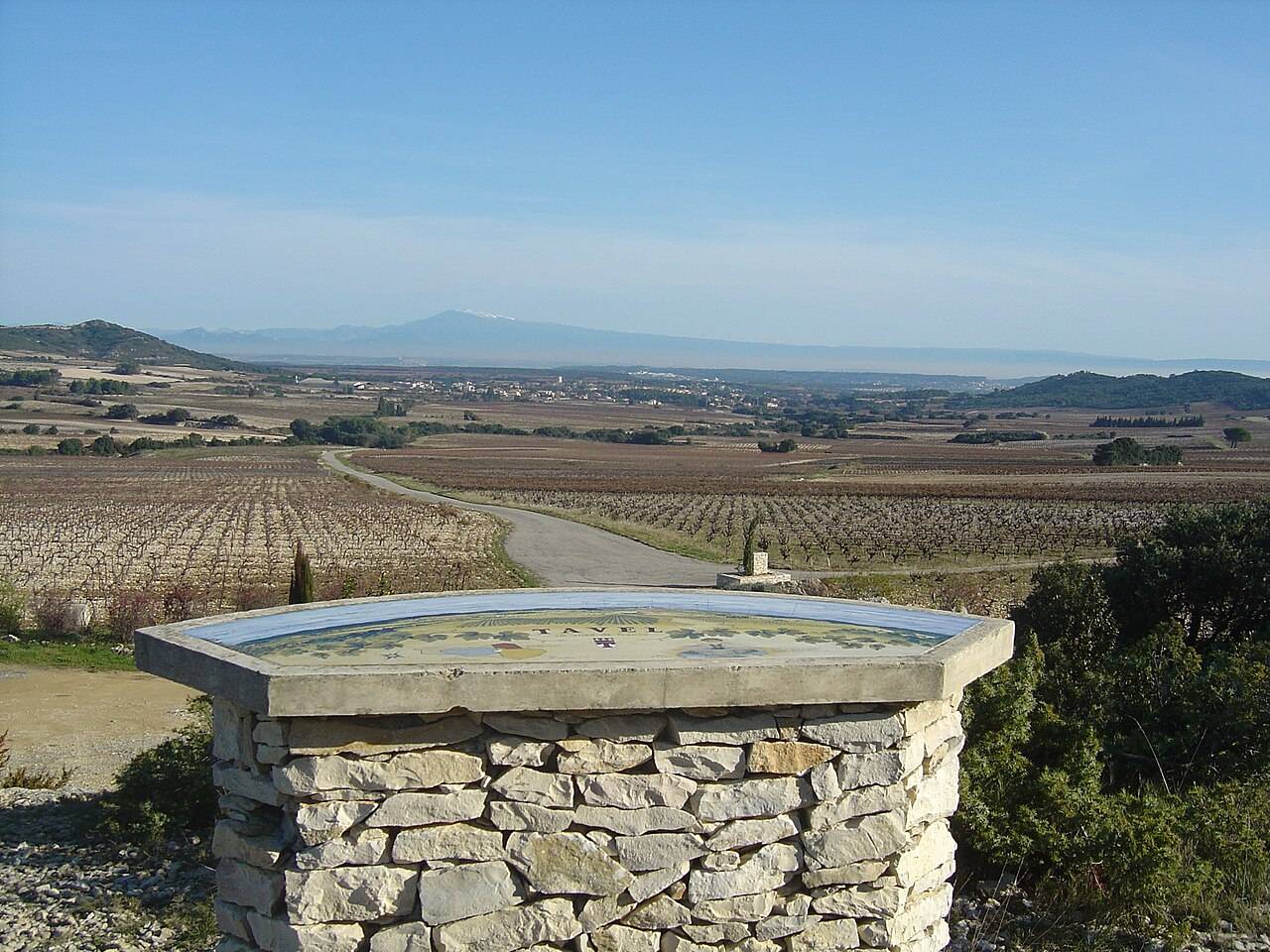 La table d’orientation qui domine le vignoble de Tavel, avec le mont Ventoux au loin