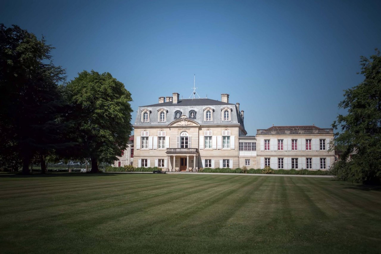 La façade du Château Pontet-Canet, à Pauillac