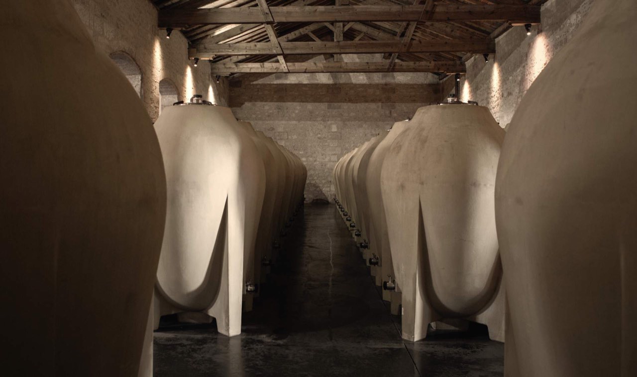 Les dolia de béton alignés dans le chai du Château Pontet-Canet