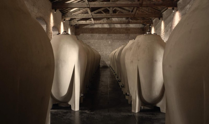 Les dolia de béton dans le chai du Château Pontet-Canet
