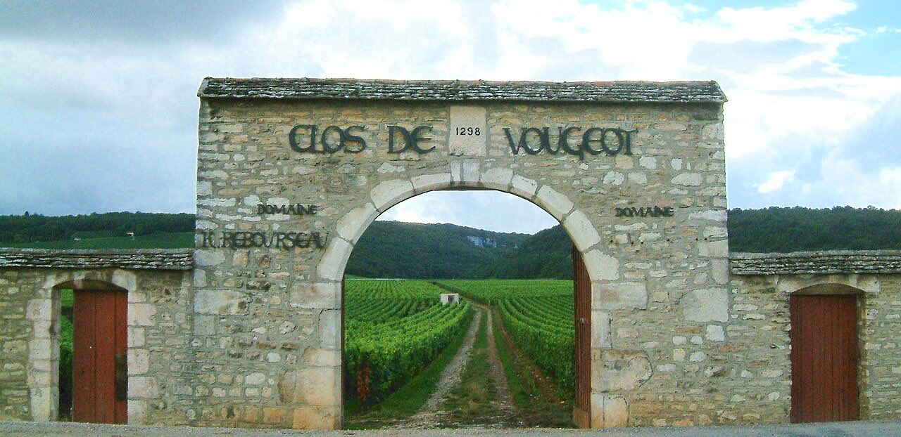 Le portail de pierre du Clos de Vougeot, daté de 1298, ouvrant sur les rangs de vigne
