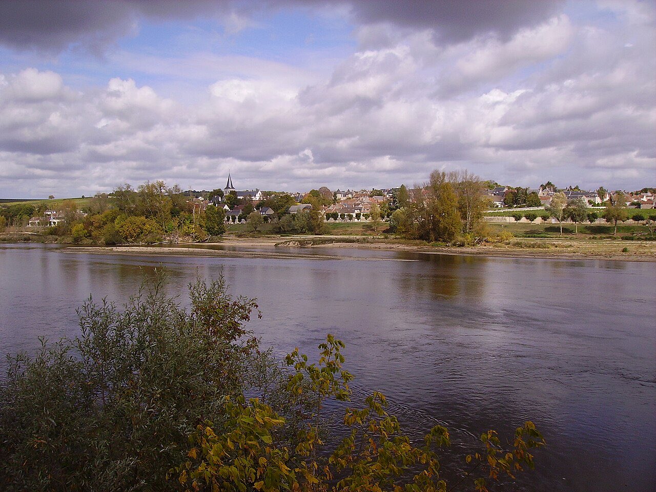 Le village de Pouilly-sur-Loire au loin, de l’autre côté de la Loire, sous un ciel nuageux