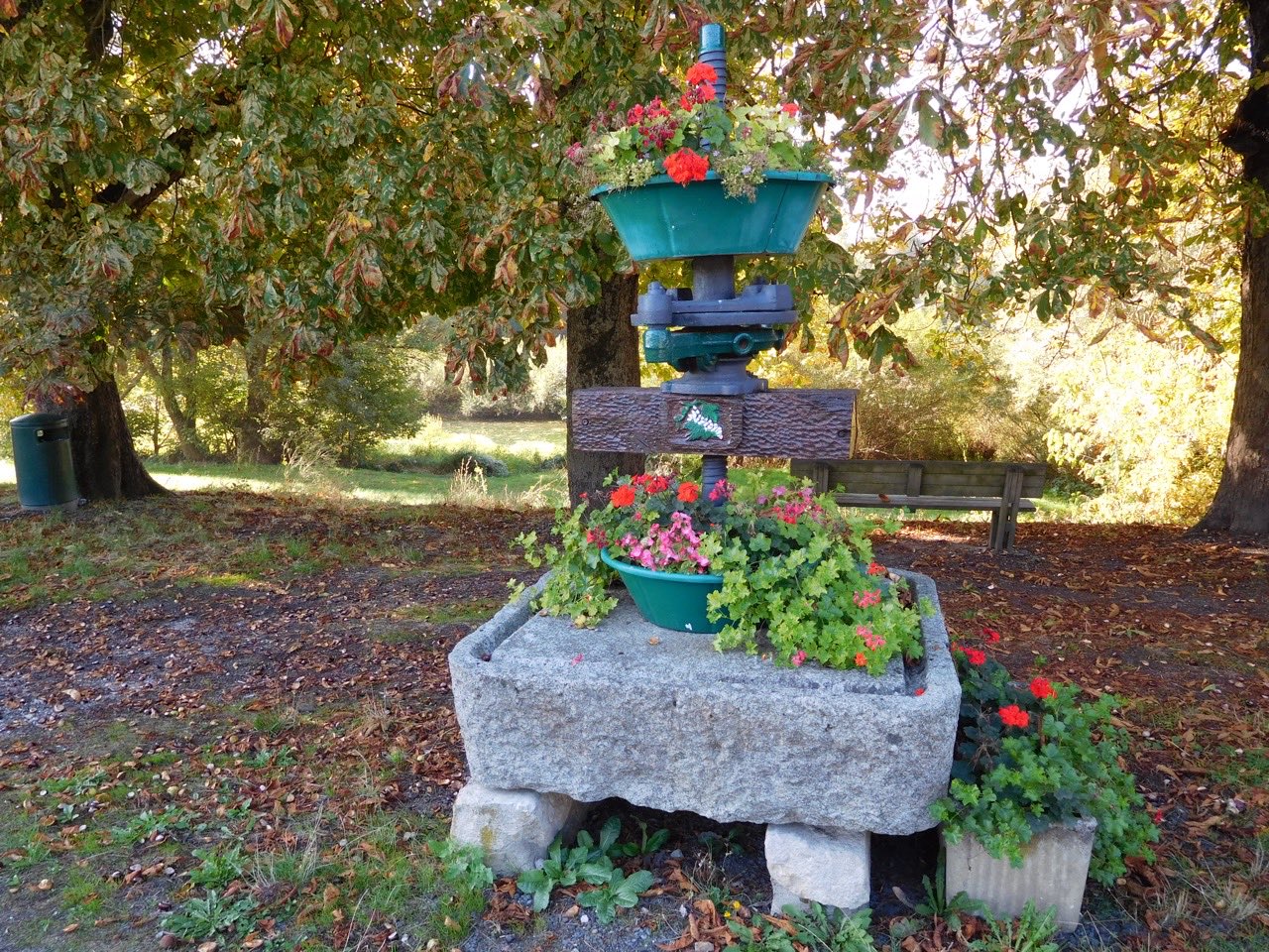 Ancien pressoir à vin fleuri à l’entrée du lieu-dit Les Loges, à Pouilly-sur-Loire