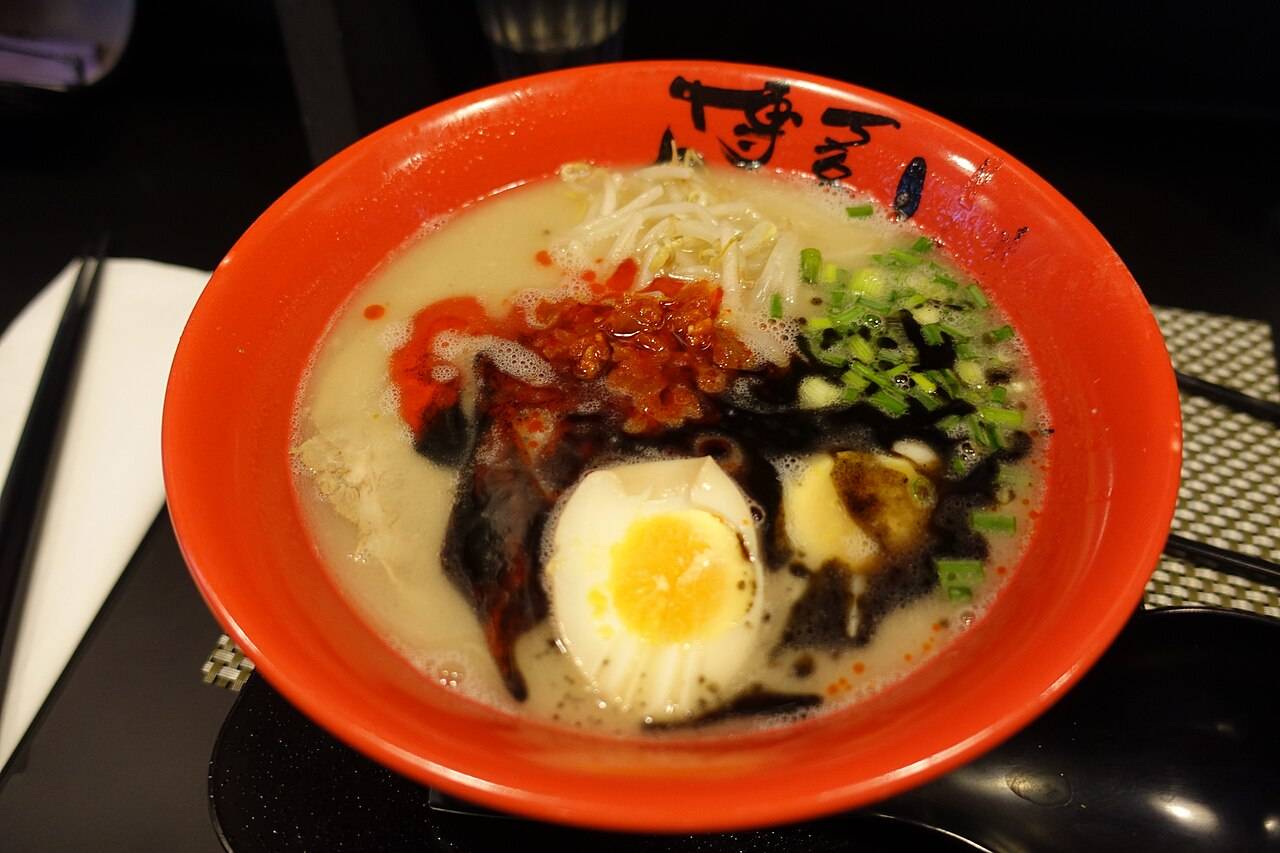 Un bol de ramen tonkotsu au bouillon de porc, avec œuf mollet et garnitures