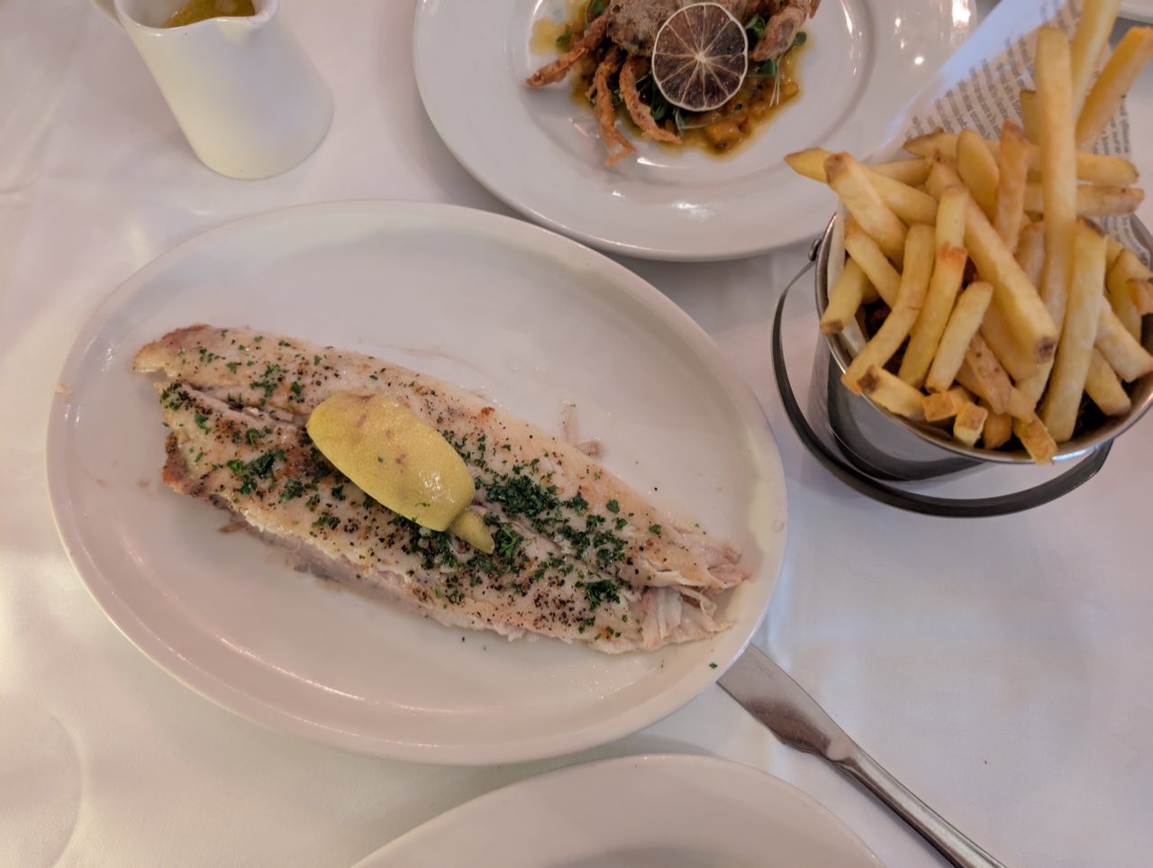 Une sole meunière servie en assiette