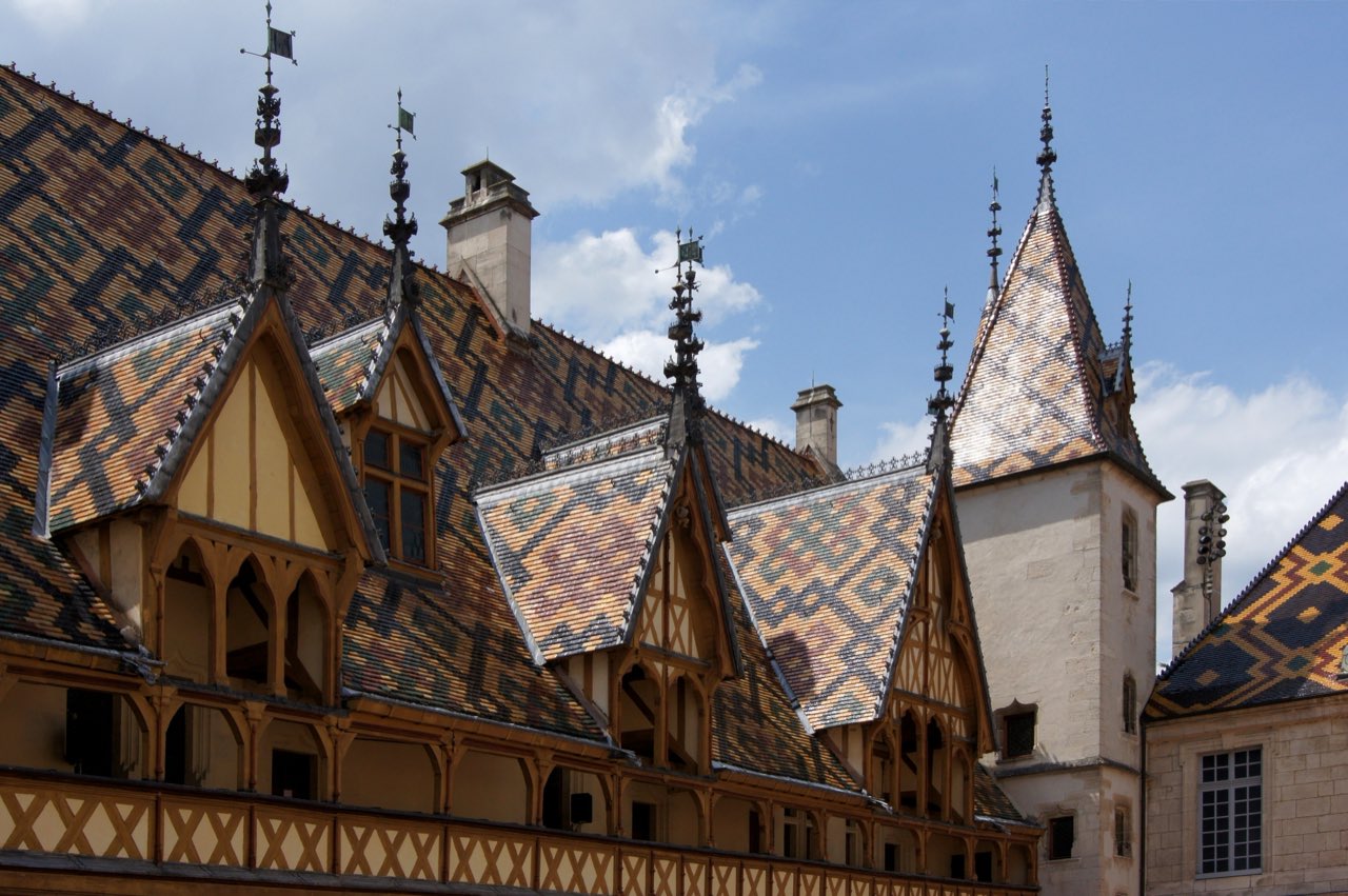 Les toits de tuiles vernissées de l’Hôtel-Dieu des Hospices de Beaune