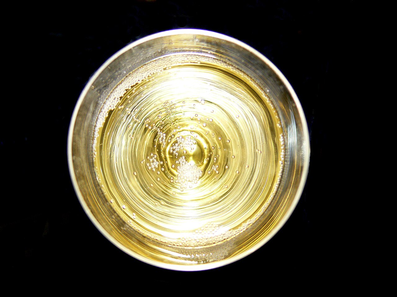 Verre de champagne vu de dessus, avec ses bulles