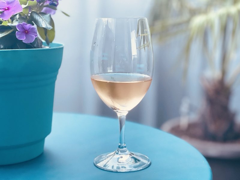 Un verre de vin rosé