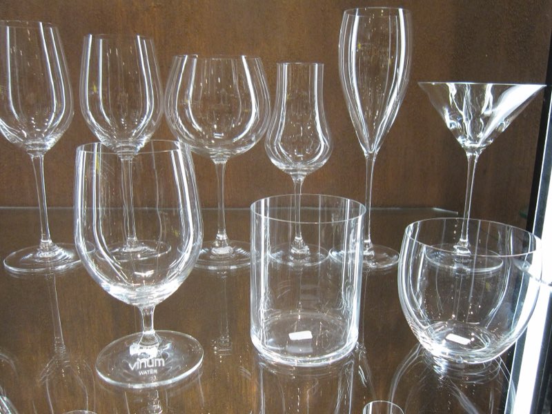 Verres Riedel de formes différentes sur une étagère de vitrine