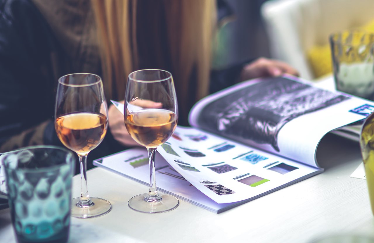 Verres de vin rosé aux teintes différentes