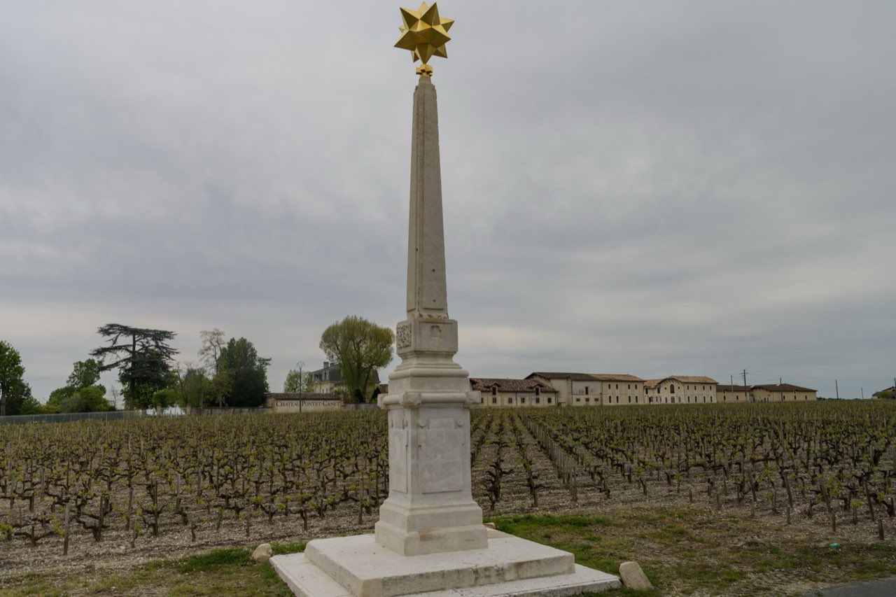 L’obélisque du Château Pontet-Canet dressé au milieu des vignes taillées, à Pauillac