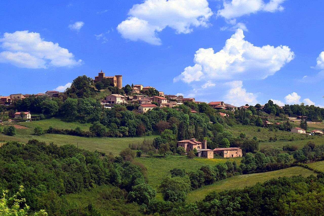 Le village perché d’Oingt et sa tour médiévale, au-dessus des prés et des bois des Pierres Dorées
